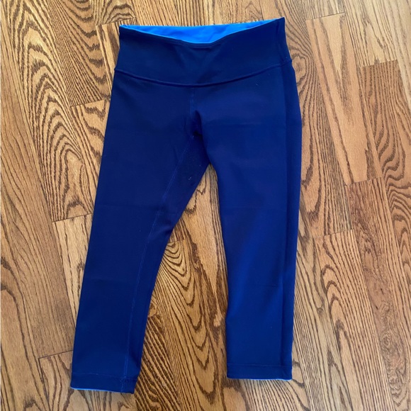 Size 6 Lululemon reversible blue cropped leggings - Picture 3 of 5